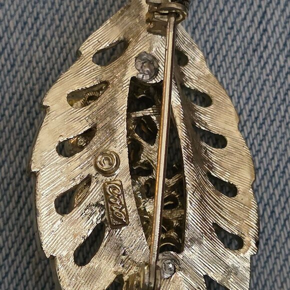 Coro Gold Tone Rhinestone Leaf Shaped Brooch‎ Missing Stone - Picture 2 of 5